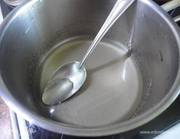 В маленькой кастрюльке смешайте сахар с 4 ст. л. воды и варите до полного растворения сахара. Остудите.
