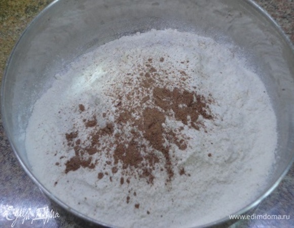 Смешайте муку с разрыхлителем, солью и корицей (или другой вашей любимой пряностью).