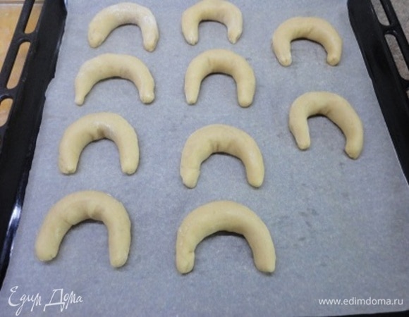 Разогрейте духовку до 180°C. Разделите тесто на равные части (у меня их получилось 10), скатайте из них колбаски длиной 5–6 см и сформируйте полумесяцы, выложить на противень и выпекайте до золотистого цвета, 15 мин.