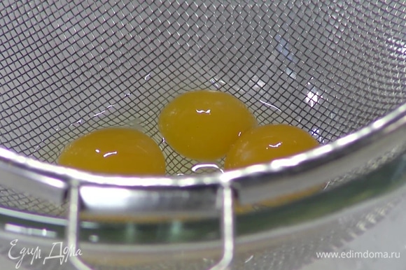 Желтки перепелиных яиц отделить от белков (можно использовать сито). Желтки поместить в соевый соус и оставить на 30–40 минут.