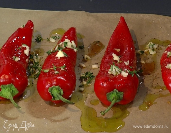 Перец поместить на застеленный бумагой для выпечки противень, полить оливковым маслом Extra Virgin и кленовым сиропом, поперчить, посолить, сверху разложить чесночную смесь.