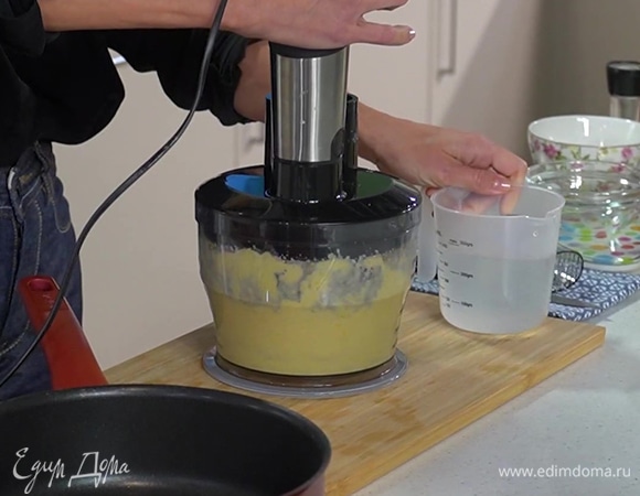 Кукурузу и йогурт поместить в чашу блендера и, постепенно вливая 600 мл воды, взбить до однородного состояния.