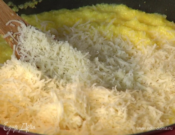 Разогреть в большом сотейнике сливочное и оливковое масло, влить кукурузно-йогуртовую смесь и довести до кипения, затем, непрерывно помешивая, всыпать поленту. Когда полента будет почти готова, вмешать тертый сыр, уменьшить огонь, добавить запеченный перец.