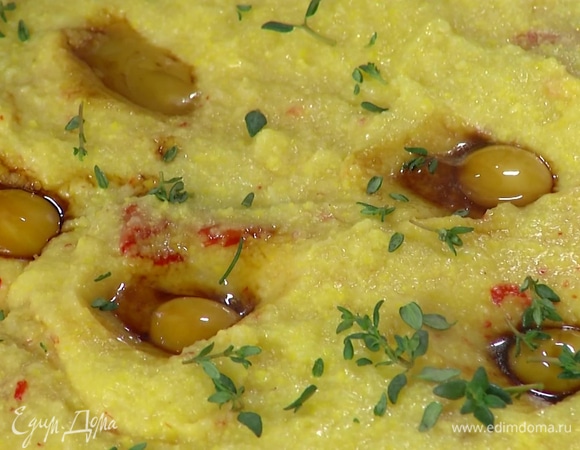 Готовую поленту выложить на большую тарелку, сверху разложить замаринованные желтки, посыпать все оставшимися листьями тимьяна.