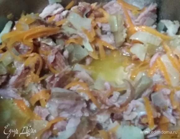 Обжарить на растительном масле с репчатым луком и морковью. Влить 1 стакан воды.