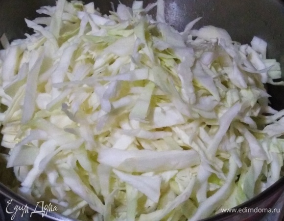 Добавить нашинкованную капусту.