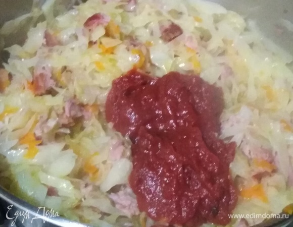 Тушить под крышкой на среднем огне 30 минут. Посолить, добавить томатную пасту и сахар. Продолжить готовить еще в течение 25–30 минут. Добавить лавровый лист. Приятного аппетита!