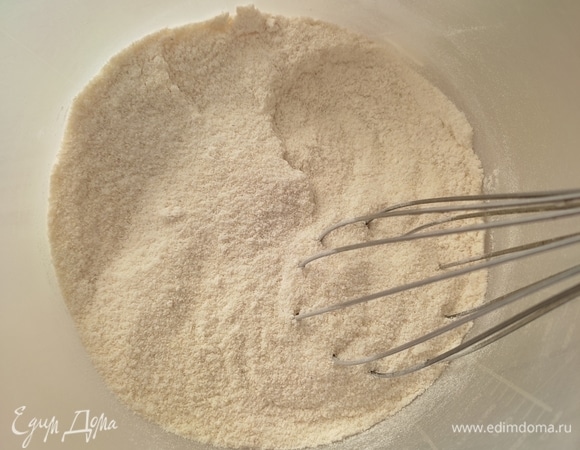 Для теста смешиваем все сухие ингредиенты: муку, манную крупу, соль, сахар, ванилин и разрыхлитель. Перемешиваем венчиком, и тесто готово! Делим сухую массу на 4 равные части.