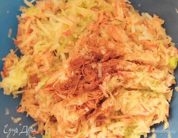 Яблоки трем на крупной терке, добавляем лимонный сок и корицу по вкусу. Хорошо перемешиваем. Массу делим на 3 равные части.