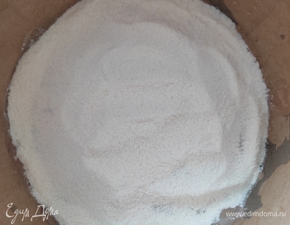 Форму лучше всего использовать разъемную. Выстилаем ее пергаментом (дно и бортики), смазываем растительным маслом. На дно высыпаем одну часть сухого теста, хорошо разравниваем.