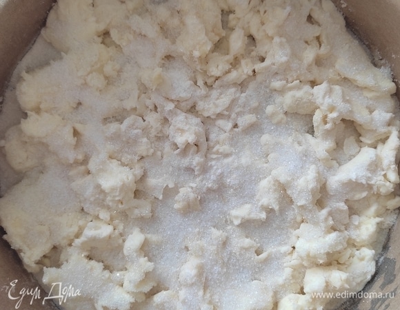 Сливочное масло лучше всего брать из морозилки. Натереть его на крупной терке и выложить сверху пирога. Если масло просто из холодильника, нарежьте мелкими кусочками. Сверху посыпать сахаром. Идеально подойдет коричневый, тогда корочка получится карамельной.