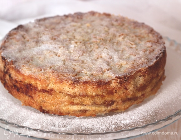 Пирог получается очень нежным и сочным, сливочное масло и яблочный сок пропитывают все слои, никакой жидкости добавлять не нужно! Сверху можно посыпать сахарной пудрой. Приятного чаепития!