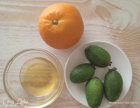 Для этого фруктового чая нужны спелый апельсин и такие же спелые и ароматные плоды фейхоа.