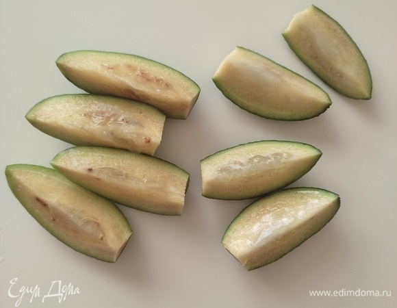 Плоды фейхоа вымыть, обрезать хвостики и разрезать на 4 части.