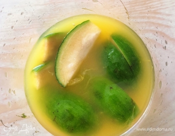 В высокой емкости смешать апельсиновый сок и кусочки фейхоа и пробить погружным блендером.