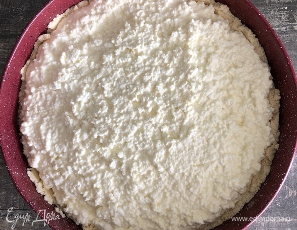 Для начинки необходимо смешать все ингредиенты. Если не любите зернистую структуру творога, можно измельчить начинку блендером. Готовую массу выкладываем на корж.