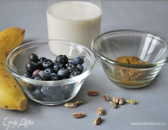 Подготовьте продукты для коктейля. Банан очистите и нарежьте кружочками, ягоды вымойте.