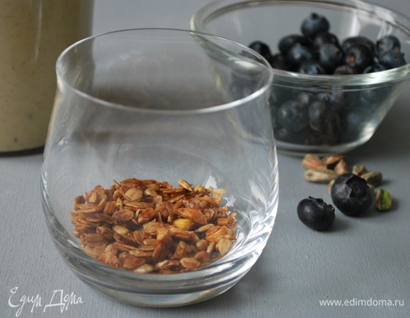 В емкости, в которых будете подавать коктейль, насыпьте гранолу, добавьте свежие ягоды.