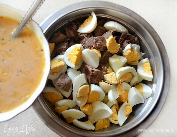 В глубокой миске смешайте печень, отварные яйца, перец, зелень, залейте яичной смесью и аккуратно перемешайте.