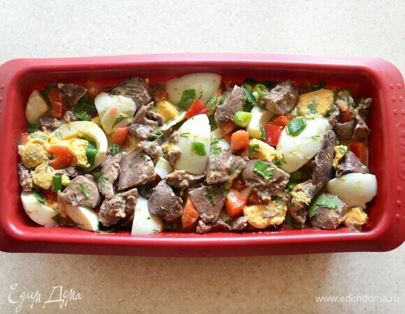 Форму для выпечки (лучше использовать небольшую форму для кекса) смажьте растительным маслом и выложите смесь. Слегка постучите формой о стол, чтобы смесь равномерно распределилась и не было пустот. Поставьте в разогретую до 180°C духовку на 40–45 минут.