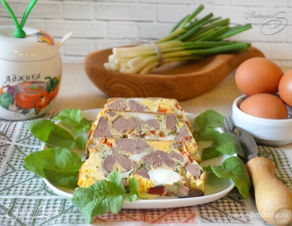 Готовый дроб охладите, нарежьте на порционные куски и подавайте к столу. С печеночным дробом хорошо сочетается майонезный соус с дижонской горчицей и зеленью.