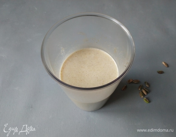 В молоко добавьте банан, фисташковую пасту и немного орехов по вашему вкусу. Пробейте все блендером до объединения.