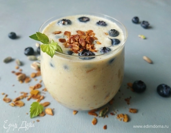 Разлейте коктейль по стаканам. Подавайте к столу, приятного аппетита.