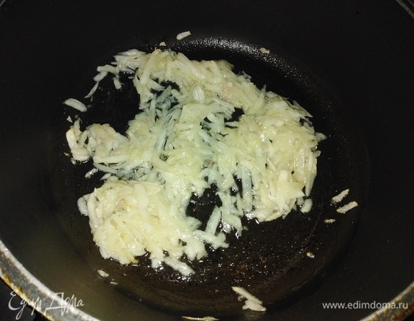 Чеснок очистить, натереть на крупной терке, обжарить на оливковом масле в течение 2 минут.