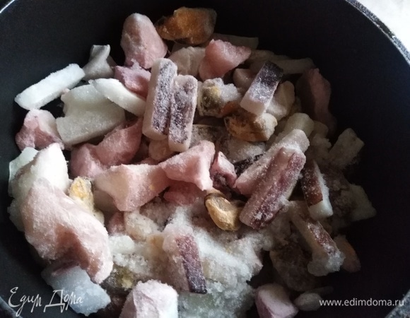 Всыпать морепродукты. Посолить, добавить перец.