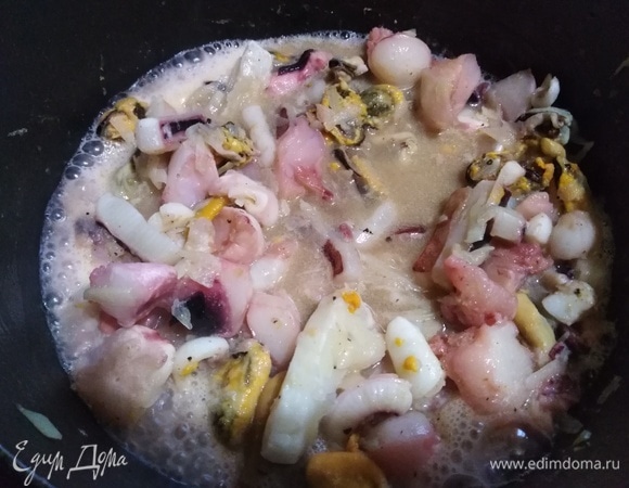 С момента выделения жидкости готовить 15 минут на сильном огне, до полного ее испарения.