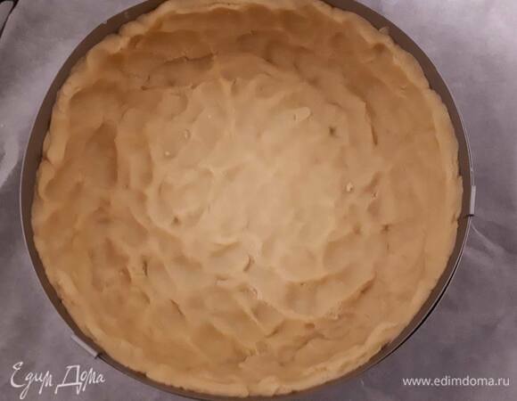 Выложите тесто в кондитерский круг, сформируйте бортики и поставьте в морозилку на полчаса.