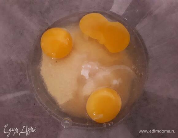 Взбейте яйца с сахаром.
