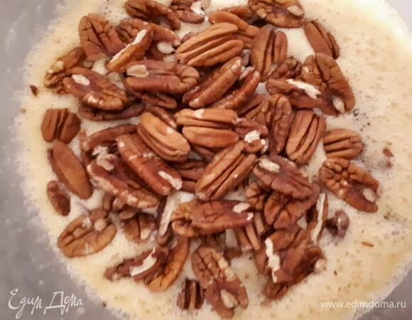 Влейте масло и кленовый сироп, взбейте до однородности. Затем всыпьте орехи и перемешайте.