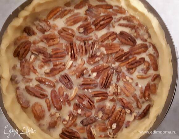 Влейте начинку в пирог.