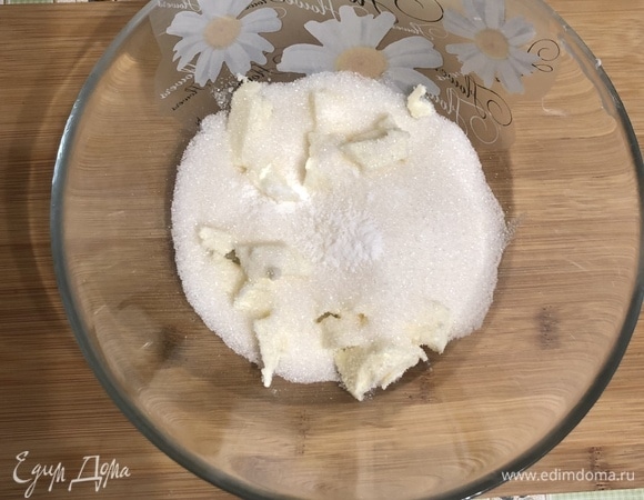 Размягченное сливочное масло взбить с сахаром и ванильным сахаром.