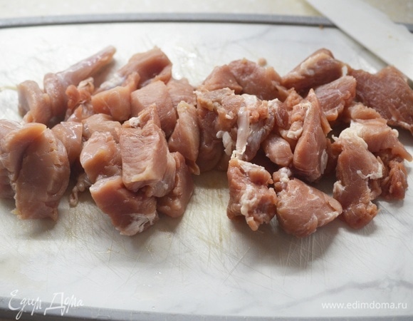Мясо помойте, обсушите, нарежьте на кусочки.