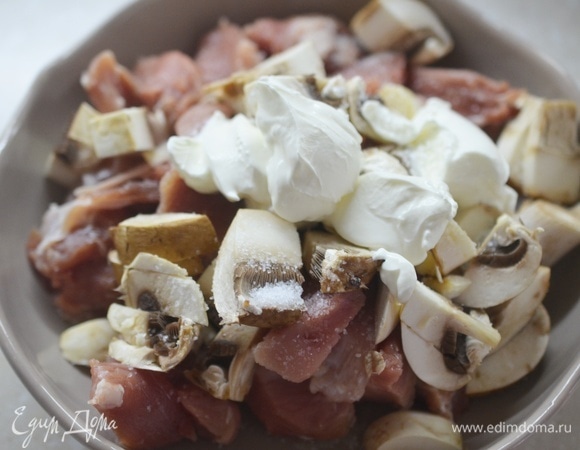 Добавьте сметану.