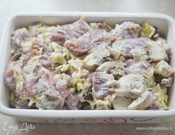 Все перемешайте и выложите в жаропрочную форму.