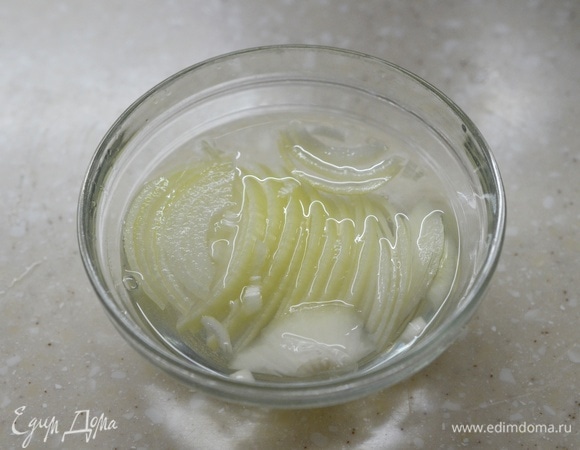 Залейте лук горячей водой, добавьте уксус. Дайте постоять минут 10.