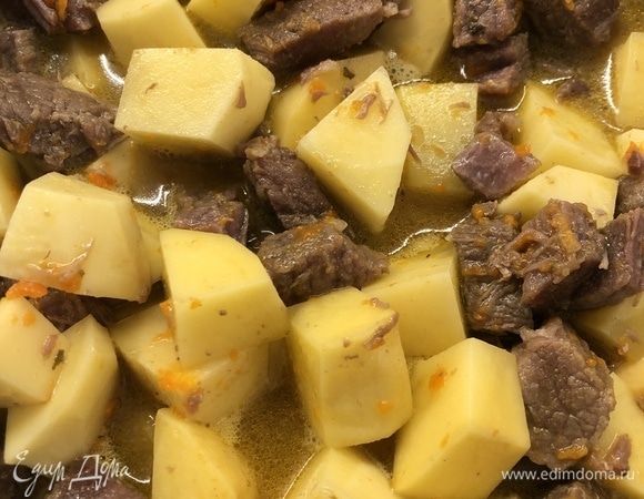 Чистим и нарезаем средним кубиком 5 крупных картофелин, после чего добавляем их к мясу и овощам. Как только добавили картофель, необходимо добавить столько воды, чтобы покрывала картофель с мясом. Добавляем соль, все хорошо перемешиваем, накрываем крышкой и оставляем тушиться на 30 минут на среднем огне. Приятного аппетита!