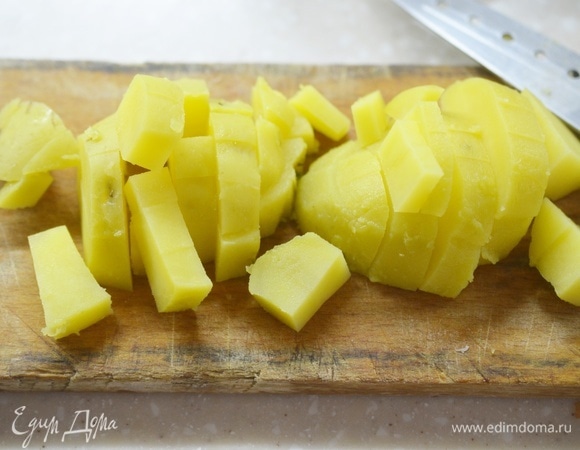 Картофель почистите, нарежьте кубиками.
