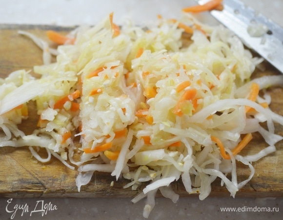 Капусту хорошо отожмите от рассола и нарежьте, чтобы она была не очень длинная.