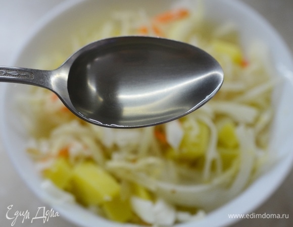 Смешайте все ингредиенты. По поводу соли — смотрите на свой вкус. Я не солила, ведь капуста и так достаточно соленая. Заправьте маслом. В идеале — домашним подсолнечным ароматным маслом.