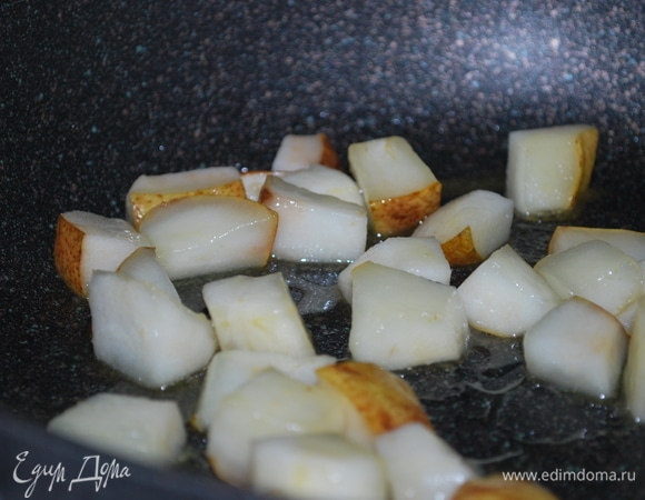 Грушу очистите от семян, нарежьте на кубики. На сковороде разогрейте сливочное масло, добавьте мед и обжарьте грушу в течение 4–5 минут.