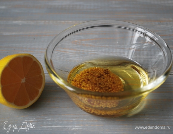 Для заправки смешайте в миске оливковое масло, сок лимона, мед и горчицу. Посолите по вкусу.