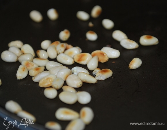 Горсть кедровых орехов обжарьте на сухой сковороде, постоянно помешивая, чтобы не пригорели.