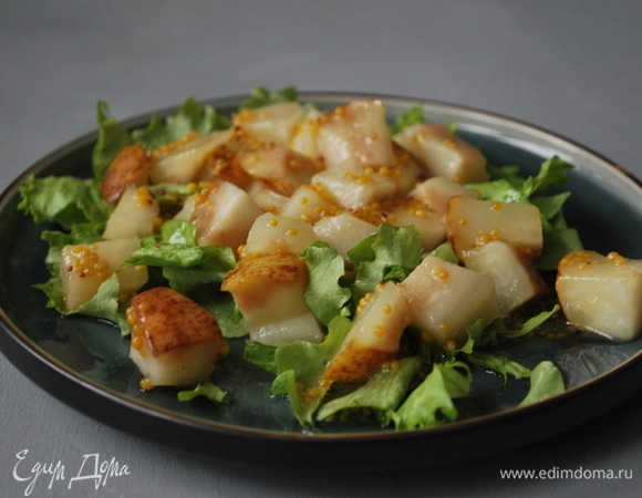 Сверху разложите кусочки груши. Полейте заправкой салатные листья с грушей.