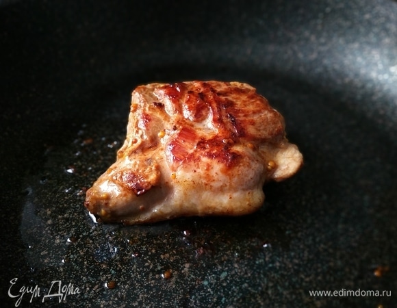 Предварительно замаринованную индейку обжарьте на оливковом масле с каждой стороны до золотистого цвета. Чтобы мясо индейки было сочным, обжаривайте с каждой стороны примерно по 5–6 мин., чтобы не пересушить мясо.