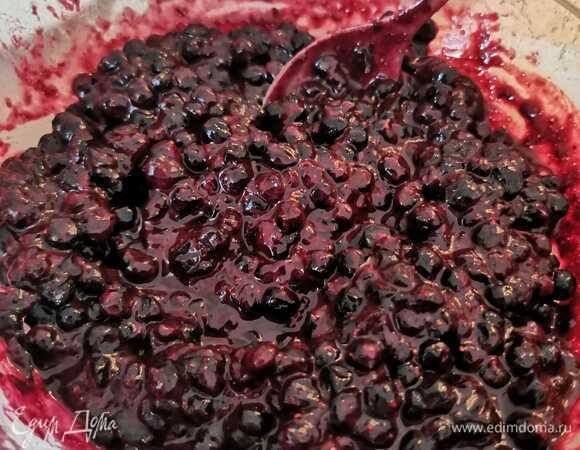 Начинка: размораживаем чернику, высыпаем на дуршлаг и даем постоять над миской, чтобы вода и лишний сок стекли (минут 15). Затем в глубокой миске ягоду смешиваем с сахаром, мукой, корицей, апельсиновым соком и цедрой.