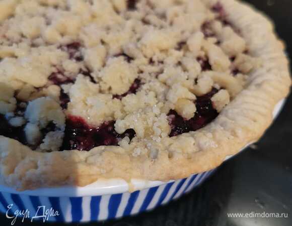 Достаем подпеченный корж, выкладываем начинку, сверху посыпаем крошкой. Ставим в духовку еще на 40 минут при 180°C.